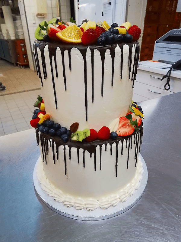 Zweistöckige Torte mit Früchten