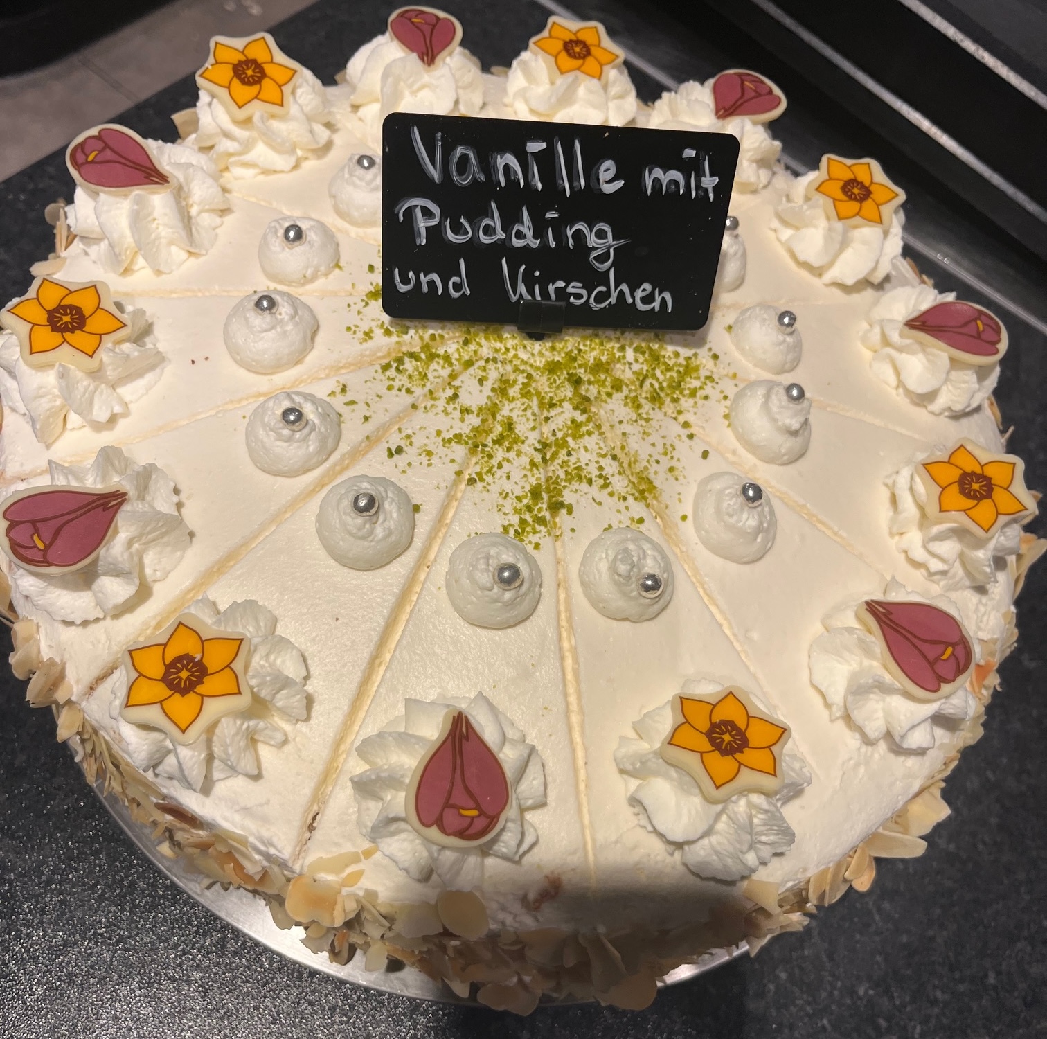 Vanille Pudding Torte mit Kirschen